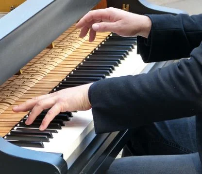 Hands playing piano Stock-Fotos