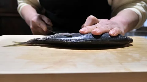 Hands Positioning a Whole Mackerel on a Cutting Board 库存影片 340900804