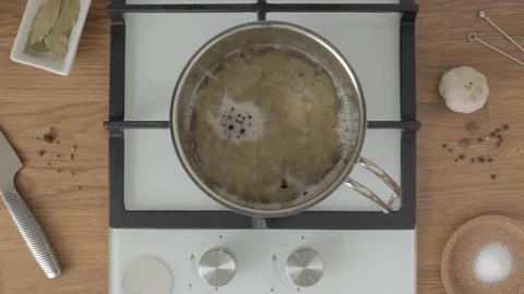 Hands in potholders take off pan with boiling water from the stove on kitchen Video stock 112581482