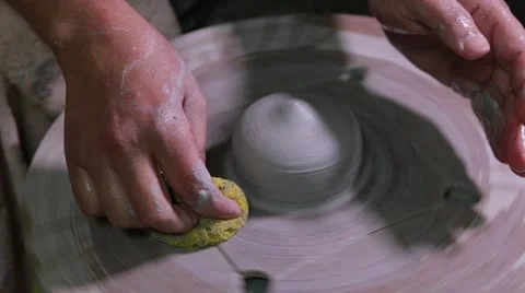 Hands of a potter,  on the circle Видео 61918386