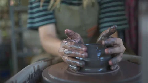 Hands of a potter, creating an earthen jar on the pottery wheel Video stock 260300549