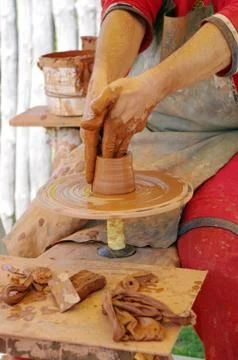 Hands of a potter, creating an earthen jar on the circle Foto stock