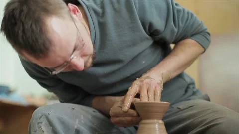 Hands of a potter. Potter making ceramic pot on the pottery wheel. workshop 스톡 동영상 87423346