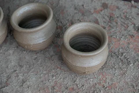 Hands of a potter at work. Potter making ceramic mug on the pottery wheel Foto stock