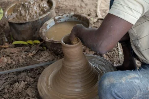 Hands of a potter at work. Potter making ceramic mug on the pottery wheel 스톡 사진