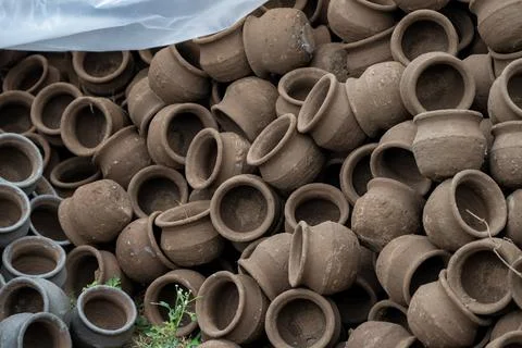 Hands of a potter at work. Potter making ceramic mug on the pottery wheel 스톡 사진