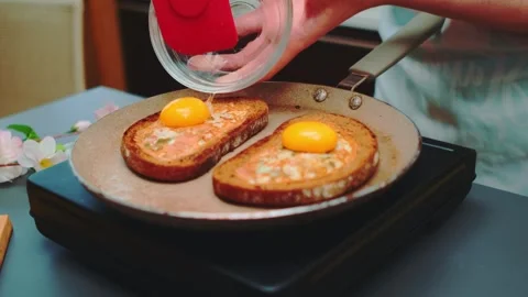 Hands Pouring Egg Yolk on Toast with Green Onion in Kitchen Vidéo 342865660