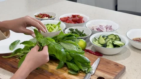 Hands Preparing Fresh Basil for Thai Cooking in Kitchen 库存影片 313170039