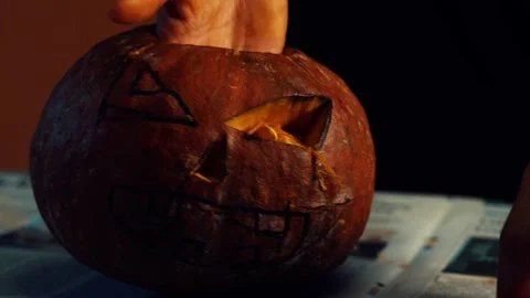 Hands preparing a Halloween pumpkin. 库存影片 234236898