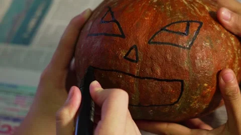 Hands preparing a Halloween pumpkin. 動画素材 234236901