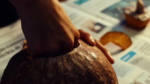 Hands preparing a Halloween pumpkin. 動画素材 234236909