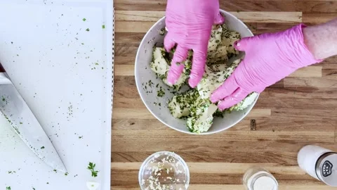 Hands preparing herb garlic butter from scratch. Mixing butter and herbs. Vídeos de archivo 335165894