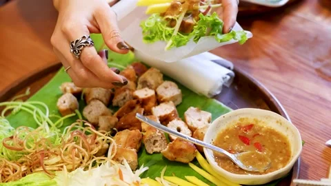 Hands Preparing Vietnamese Nem Nuong Spring Rolls with Pork 库存影片 333081544
