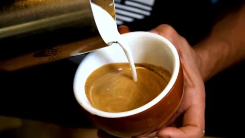 Hands of professional making latte art in specialty coffee shop. Vídeo Stock 334647952