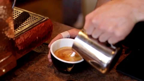 Hands of professional making latte art in specialty coffee shop. Stock-Footage 334648469