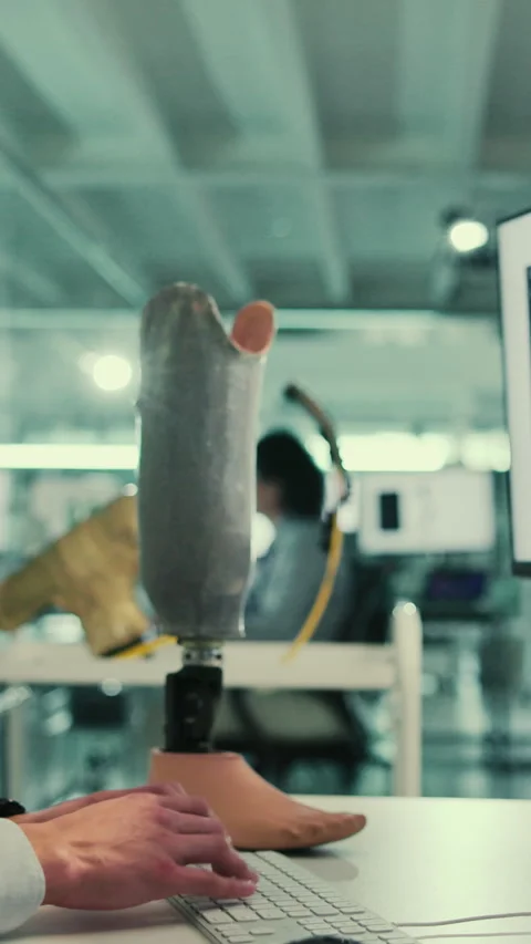 Hands, programmer and coding for robotics with prosthetic leg, computer screen 스톡 동영상 332910722