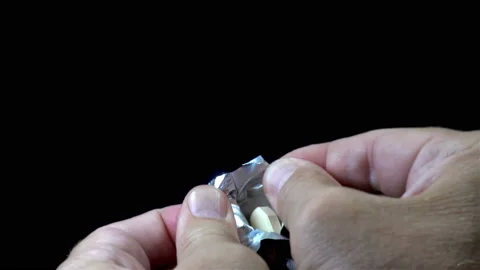 Hands pull the pill out of the blister in 4K. Vídeo Stock 136428018