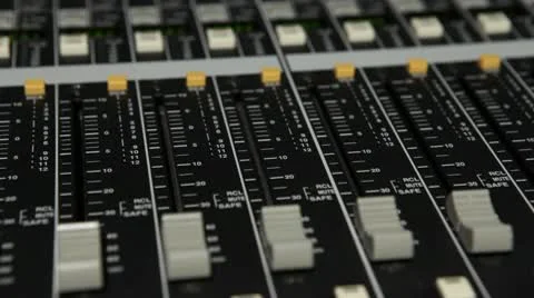 Hands pushing faders on audio console. Vídeos de archivo 10688611