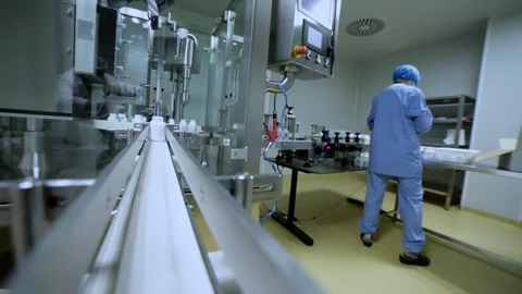 Hands put bottles in drug's packaging machine Vídeo Stock 98422326