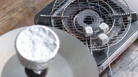 Hands put coals on a hookah cup Vídeos de archivo 119556954