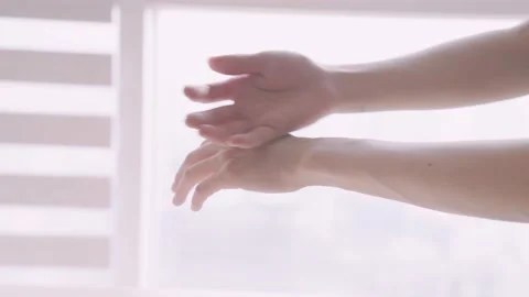 Hands that put on makeup. Vídeo Stock 167010813