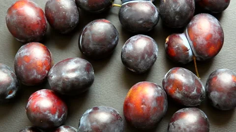 Hands put plums on the black background or table 動画素材 65419575