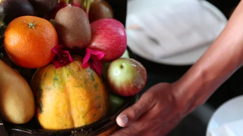 Hands putting fruit basket Vidéo 68978222