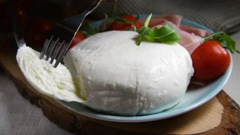 The hands is putting one slice of mozzarella cheese Stock Footage 131556670