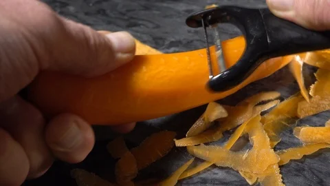 Hands quickly peeling a carrot. 스톡 동영상 89025418