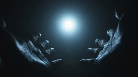 Hands reaching for the light, sun or moon. Worship, ritual and hope concepts. Pl Vidéo 117813146