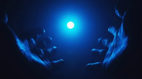 Hands reaching for the light, sun or moon. Worship, ritual and hope concepts. Pl Vidéo 117813173