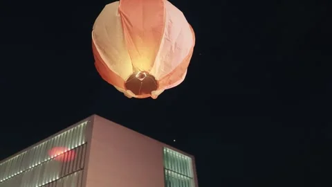 Hands releasing glowing sky lantern at Sao Joao festival in Porto Video stock 345853180