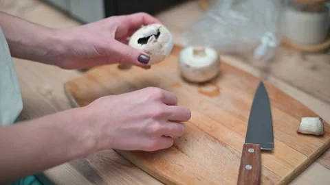 Hands remove the stem from a mushroom and prepare to stuff it with a filling, 库存影片 337112196