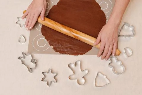 Hands roll gingerbread dough with rolling pin Christmas gingerbread. 스톡 사진