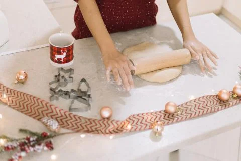 Hands roll out dough on kitchen countertop Foto stock
