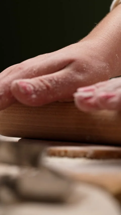 Hands rolling dough with a rolling pin 库存影片 320835619