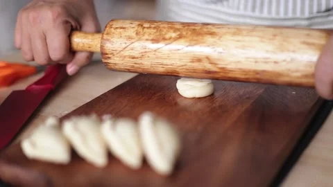 Hands rolls it with a rolling pin The process of cooking baking. 動画素材 135888041