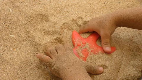 Hands in the sand 스톡 동영상 107570237