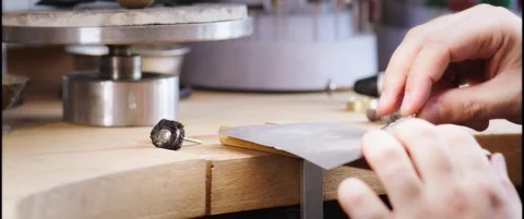 Hands Sanding a Silver Object on a Clamped Workbench Vídeo Stock 342562543