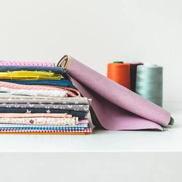 Hands with scissors on the fabric Stock-Fotos