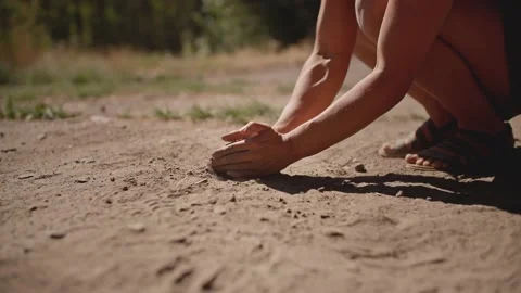 Hands scooping up dry soil 库存影片 213489532