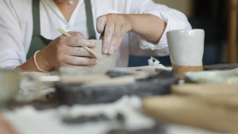Hands sculpt a ceramic vase high key close plan 動画素材 157707570