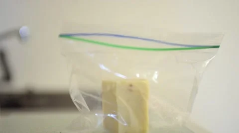 Hands Sealing Baggie 스톡 동영상 67295481