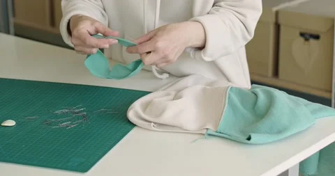 Hands of the seamstress pin the needles to the fabric Stock Footage 201195953