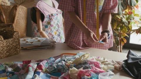 Hands of Seamstress Pinning Patchwork Blocks for Sewing in Workshop 스톡 동영상 315774201