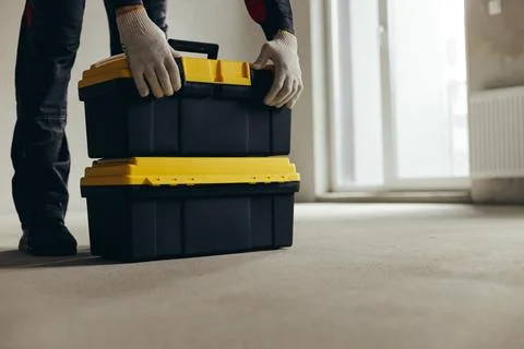 Hands Securing Tool Case Lid With Latches And Clamps. Foto stock