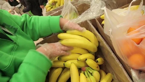 Hands selecting bananas 库存影片 85363210