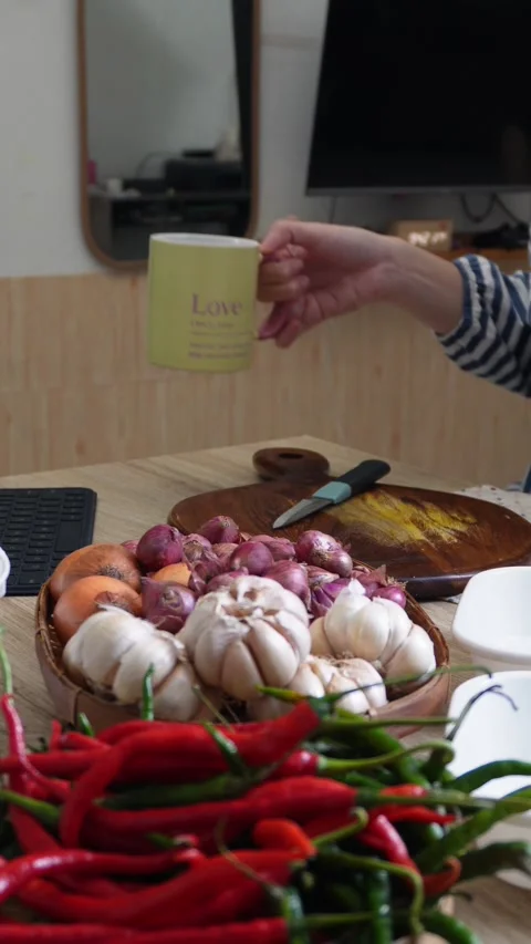 Hands selecting shallots and garlic from a spice basket Stock Footage 340860775