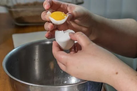 Hands separating egg yolk Foto stock