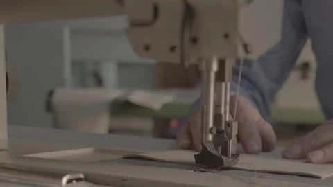 Hands Sewing industrial leather Vídeos de archivo 80172525